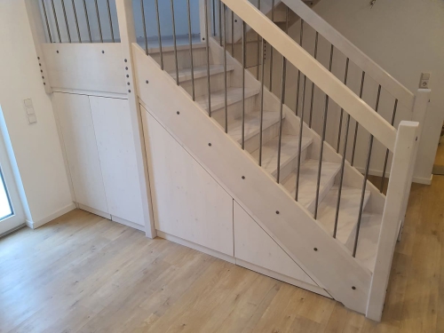 Treppenunterschrank