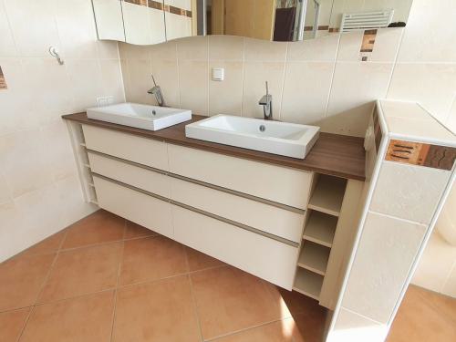 Badmöbel mit Nussbaum