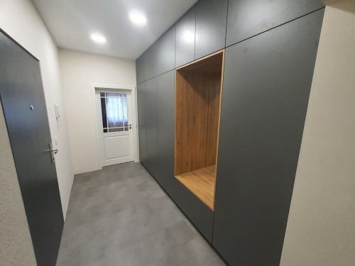 Schwarzer Einbauschrank mit Eiche