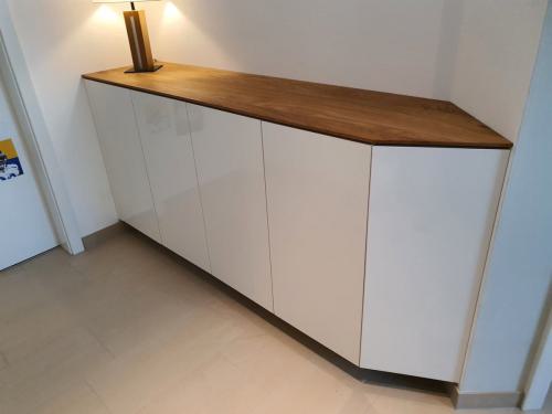 Hängendes Sideboard