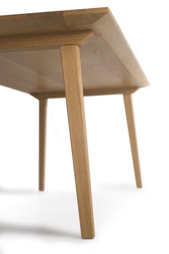 Tisch mit verjüngten Beinen