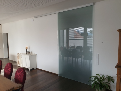 grosse-Glasschiebetuer-zu